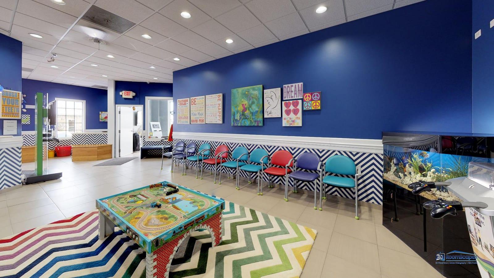 Sala de espera acogedora en Kids Dentist Grayslake con mobiliario colorido y áreas de juego para niños