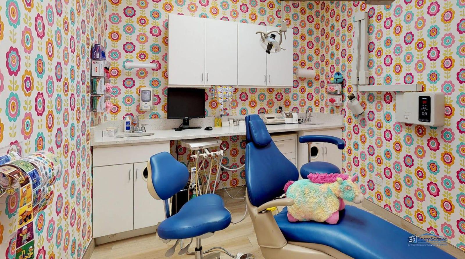 Sala de tratamiento tranquila en Kids Dentist Grayslake con televisor y equipo centrado en el niño